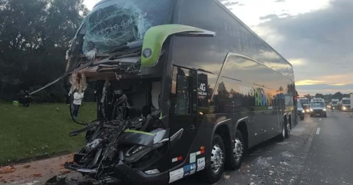 Colisão fatal na BR-290: acidente entre ônibus e caminhão deixa motorista morto